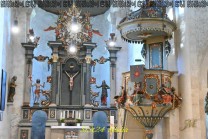 Hochaltar und Kanzel gehören zur barocken Ausstattung der ehemaligen Klosterkirche. (Bild: Natalia Siedler)