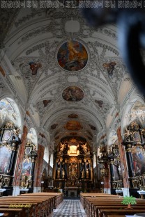 Fresken, Stuck und vergoldete Altäre bestimmen den Innenraum der Wiltener Stiftskirche. (Bild: Natalia Siedler)