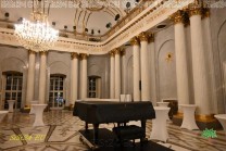 Säulen und Kronleuchter prägen die repräsentativen Räume der Berliner Staatsoper. (Bild: Natalia Siedler)