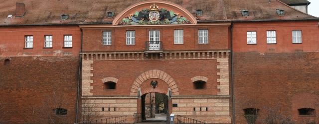 Das monumentale Eingangstor führt in die historische Festungsanlage der Zitadelle Spandau.